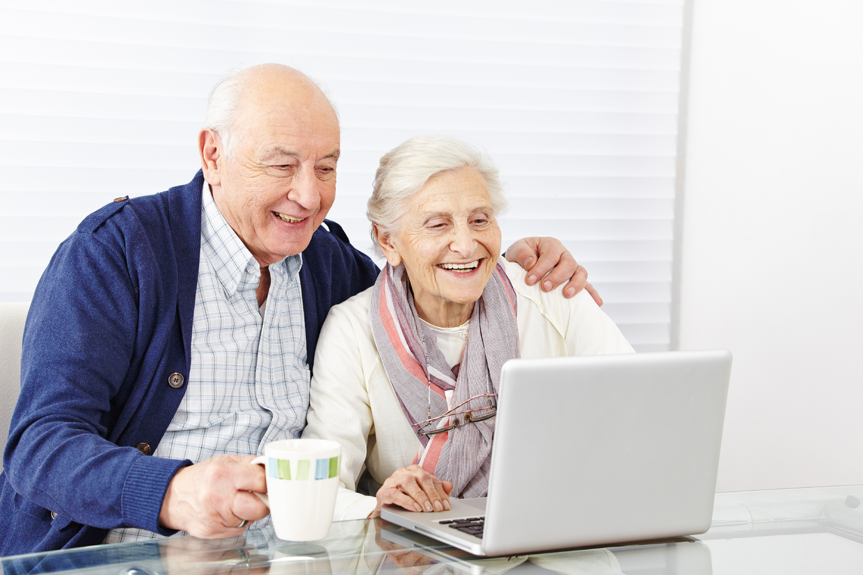 7108744-senior-citizen-couple-using-computer-at-home
